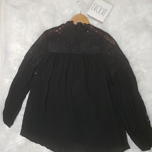 JUST IN ‼️Lace detail mock neck top - Picture 7 of 8